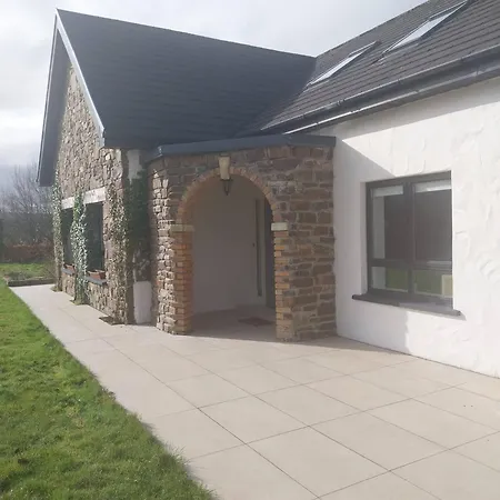 Large Overlooking Tranquil Village Kerry *