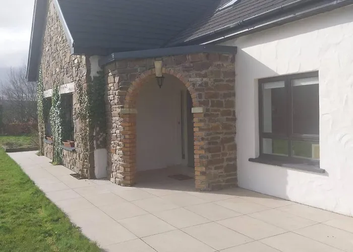 Large Overlooking Tranquil Village Kerry *